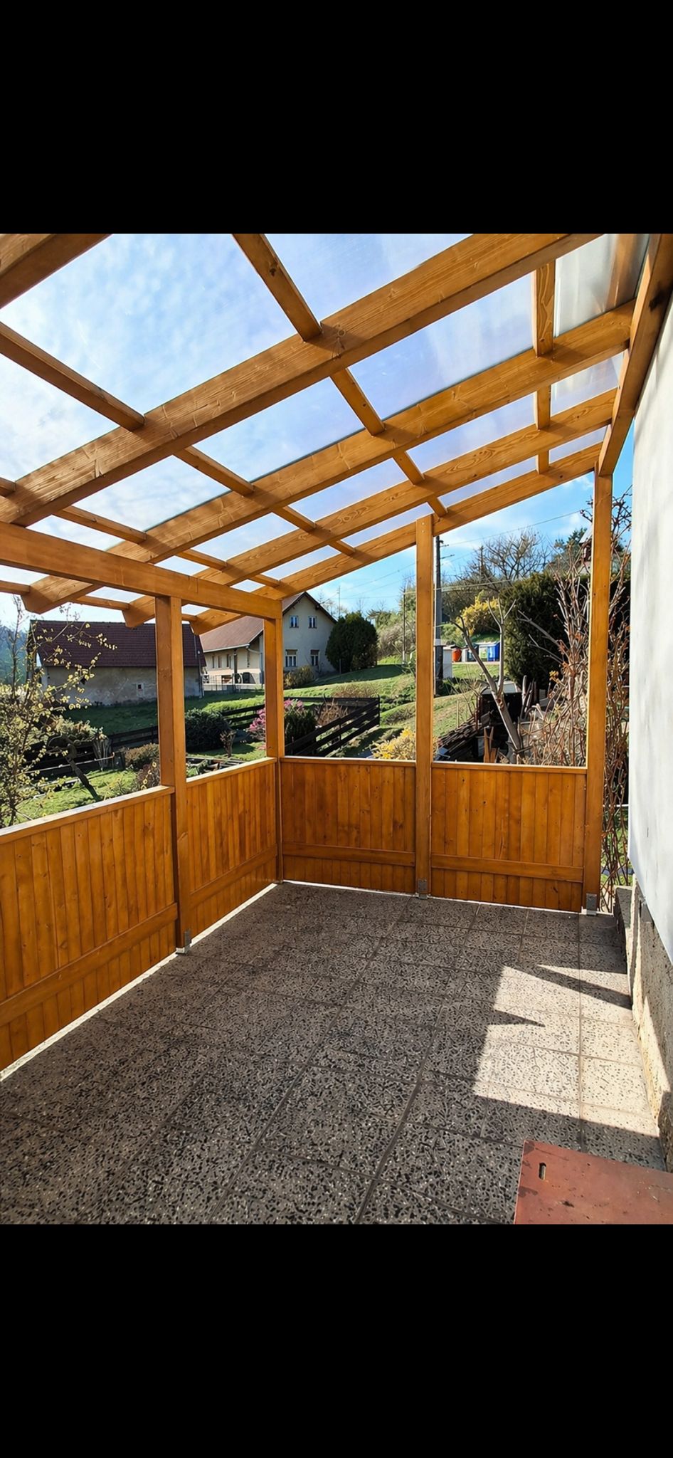Uzavřená pergola s dřevěnými panely — Trapol 3