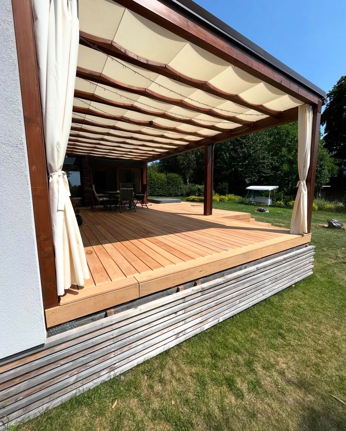 Pergola se závěsy a dřevěnou terasou — Trapol 3