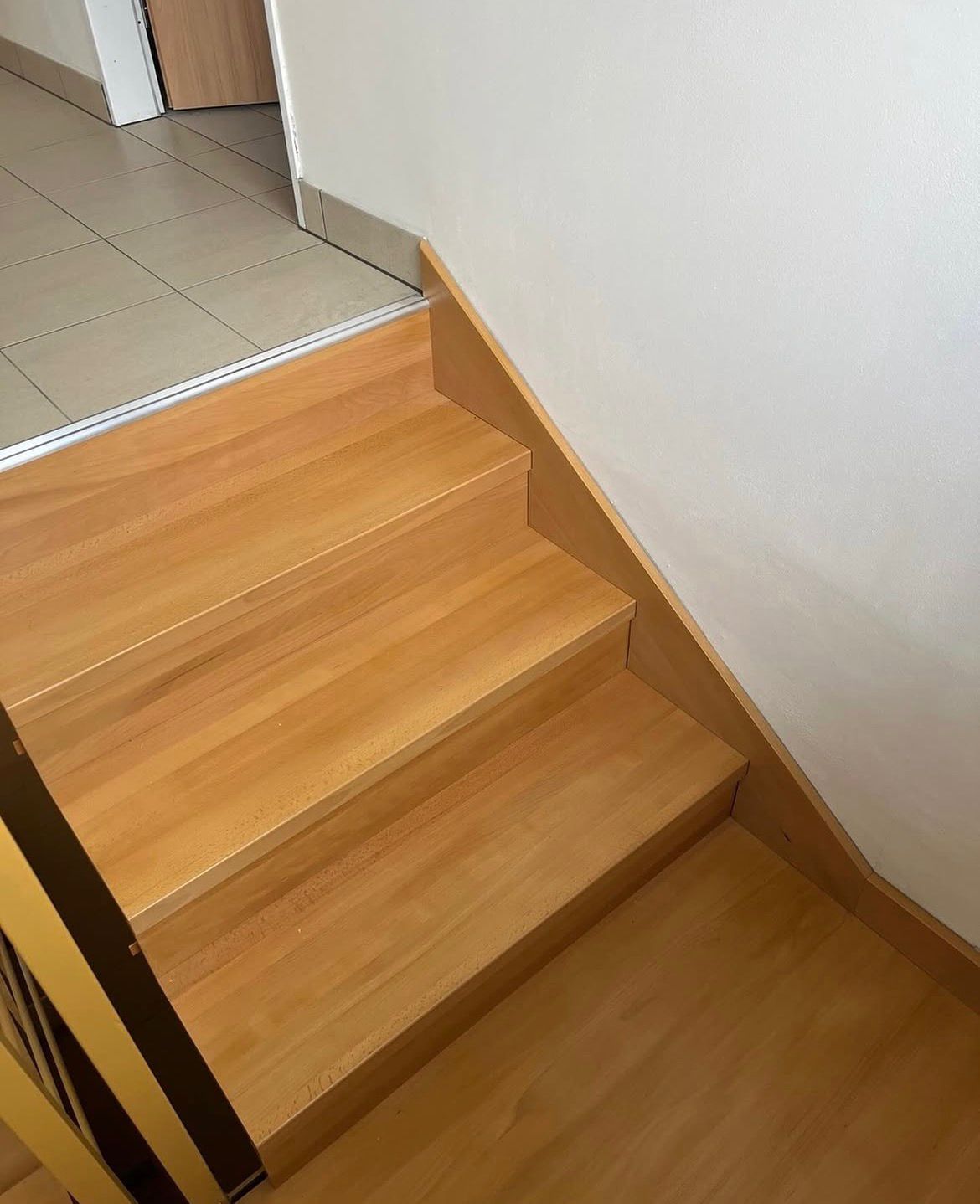 Dřevěné schodiště pohled ze strany — Trapol 3